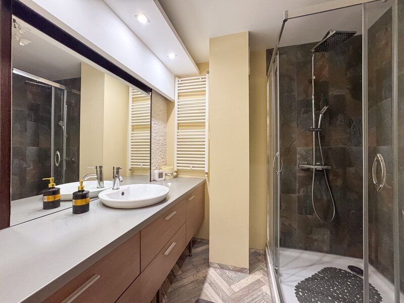 Anastasie Panu, apartament 3 camere 90 mp, centrala, aer conditionat.